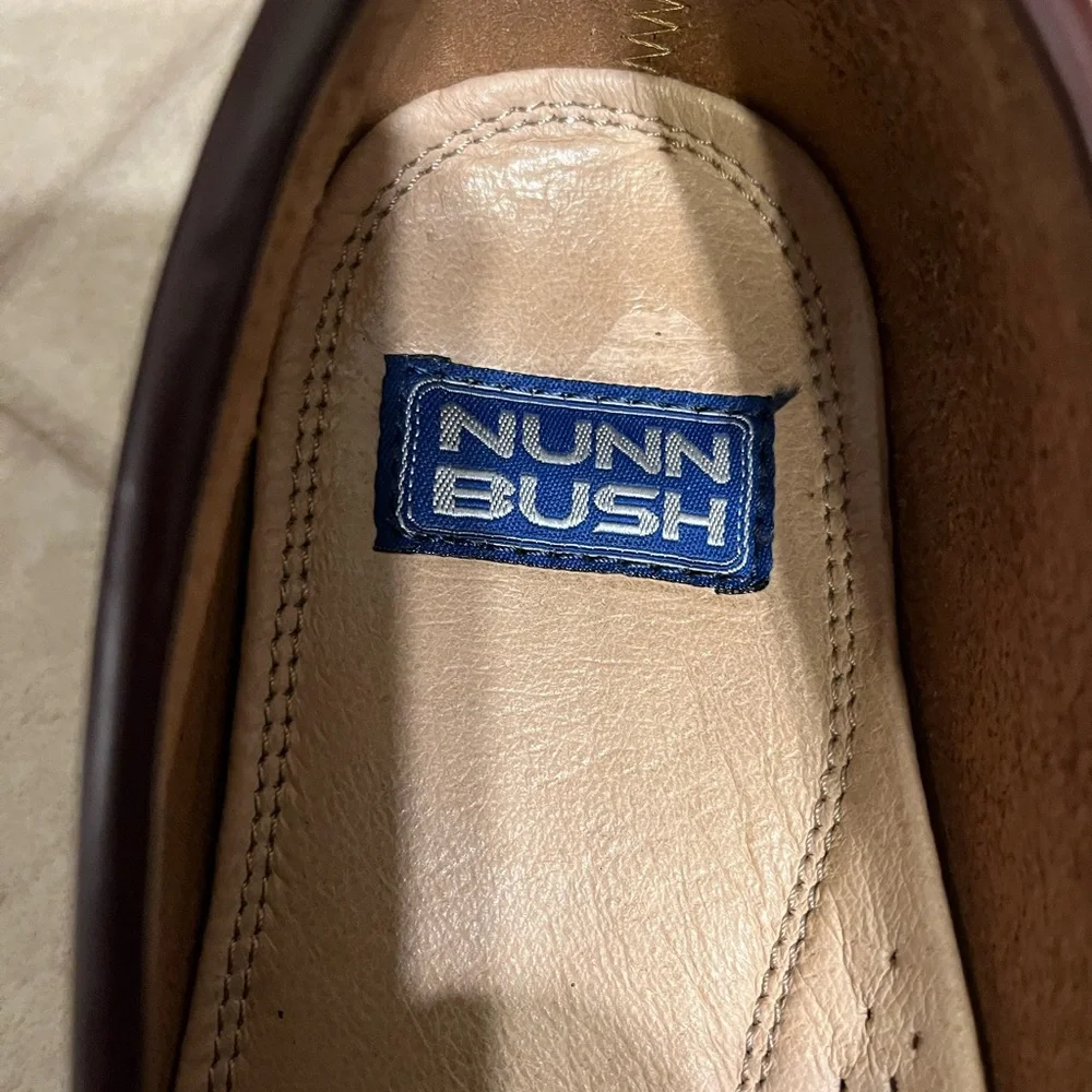 Men’s size 10 Nunn Bush brown leather penny loafers/slip-on shoes.